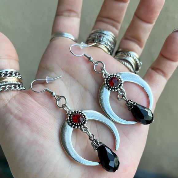 Silver up side down crescent moon lunula horns red stone goth boho earrings - Picture 6 of 13